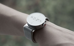 Первые в мире наручные смарт-часы со шрифтом Брайля для слепых людей